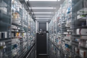 Automatyzacja magazynu w aptece szpitalnej (fot. shutterstock.com)